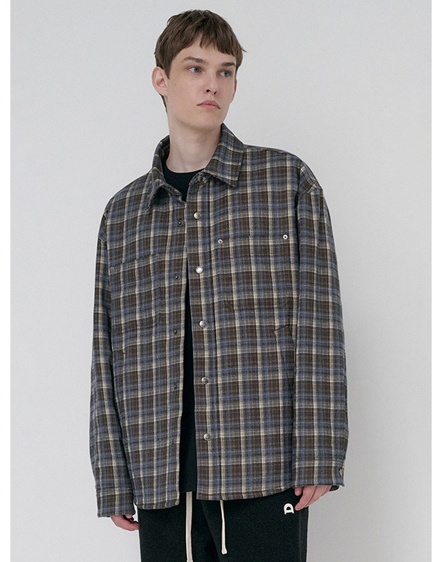 던스트 UNISEX QUILTED FLANNEL SHIRT BROWN CHECK_UDJU6D128W2 브라운 착용컷