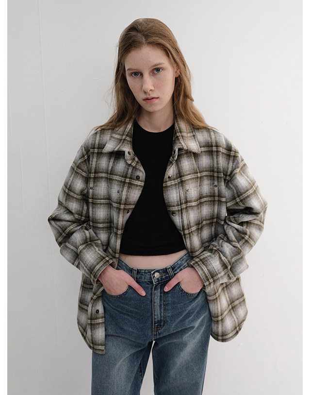 던스트 UNISEX QUILTED FLANNEL SHIRT KHAKI CHECK_UDJU6D128K2 카키 착용컷
