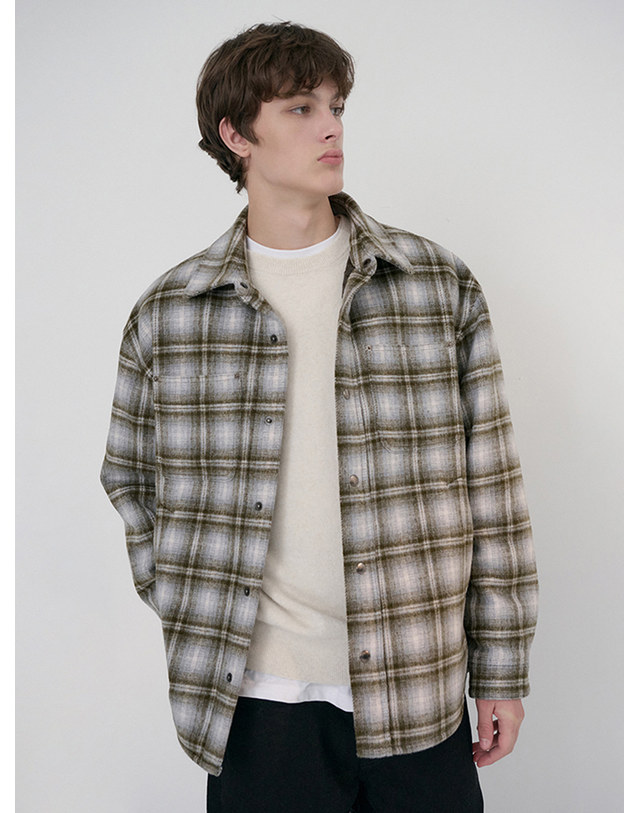 던스트 UNISEX QUILTED FLANNEL SHIRT KHAKI CHECK_UDJU6D128K2 카키 착용컷