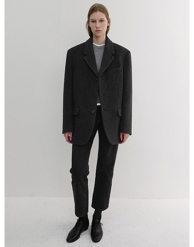 던스트 UNISEX 3 BUTTON WOOL BLAZER CHARCOAL GREY_UDJA6D122CG 그레이 착용컷