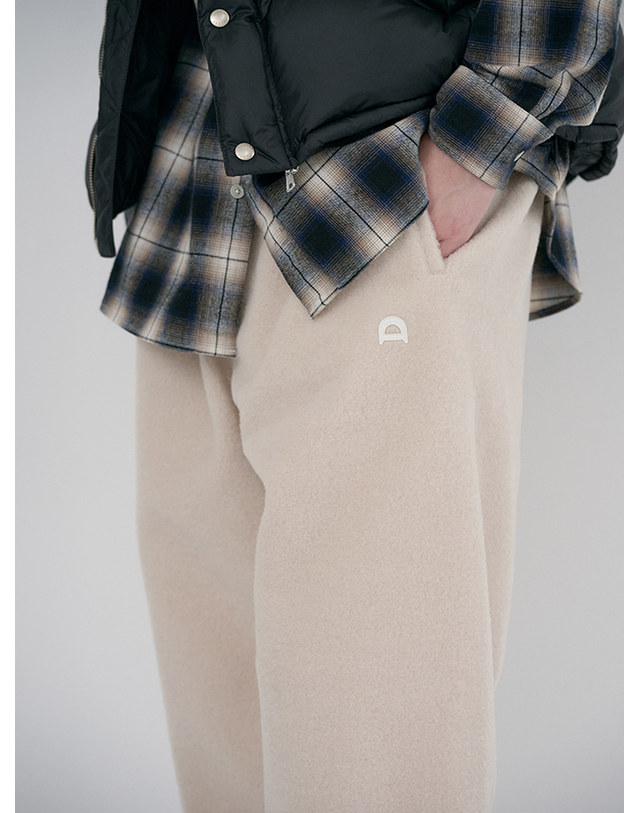던스트 UNISEX BOUCLE JOGGER PANTS CREAM_M_UDPA6D122CR 아이보리 착용컷