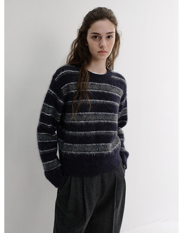 던스트 UNISEX STRIPED HAIRY SWEATER NAVY GREY_M_UDSW6D139N2 네이비 착용컷