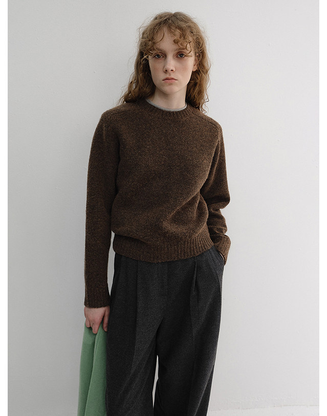 던스트 UNISEX SHAGGY DOG SWEATER BROWN_M_UDSW6D133W2 브라운 착용컷