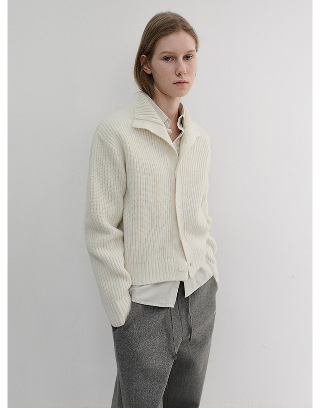던스트 UNISEX HIGH NECK BUTTON CARDIGAN CREAM_M_UDSW6D122CR 아이보리 착용컷