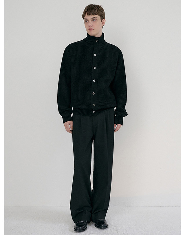 던스트 UNISEX HIGH NECK BUTTON CARDIGAN BLACK_M_UDSW6D122BK 블랙 착용컷