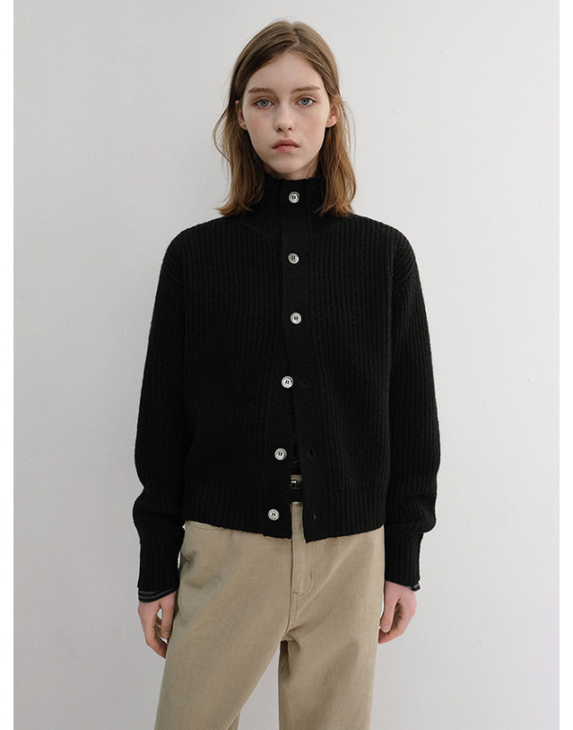 던스트 UNISEX HIGH NECK BUTTON CARDIGAN BLACK_M_UDSW6D122BK 블랙 착용컷