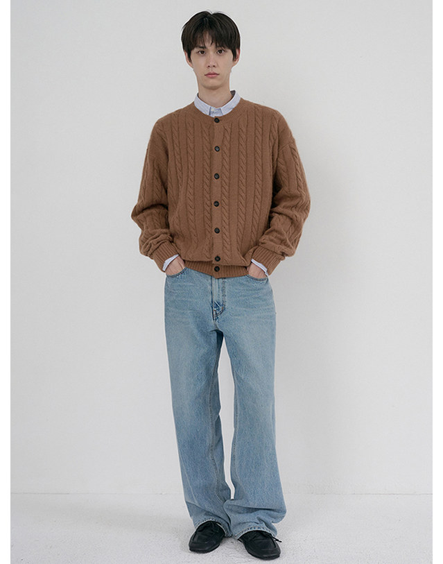 던스트 UNISEX HAIRY CABLE CREW NECK CARDIGAN CAMEL_M_UDSW6D121CM 카멜 착용컷
