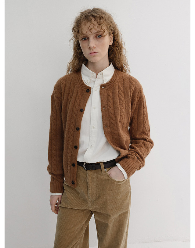 던스트 UNISEX HAIRY CABLE CREW NECK CARDIGAN CAMEL_M_UDSW6D121CM 카멜 착용컷