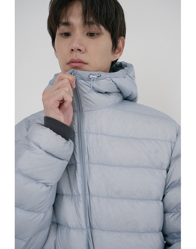 던스트 UNISEX LIGHT GOOSE DOWN JACKET GREYISH BLUE_M_UDJU6D141B1 블루 착용컷