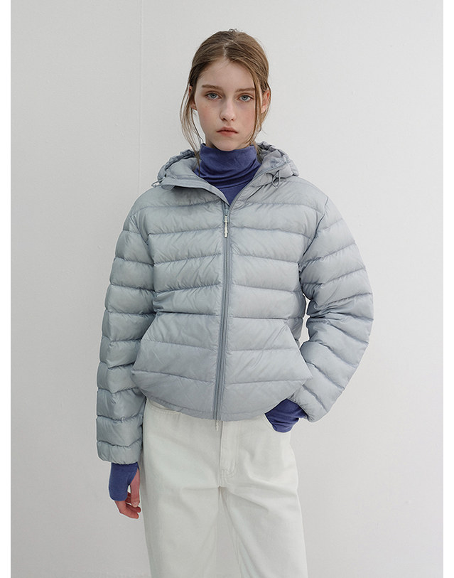 던스트 UNISEX LIGHT GOOSE DOWN JACKET GREYISH BLUE_M_UDJU6D141B1 블루 착용컷