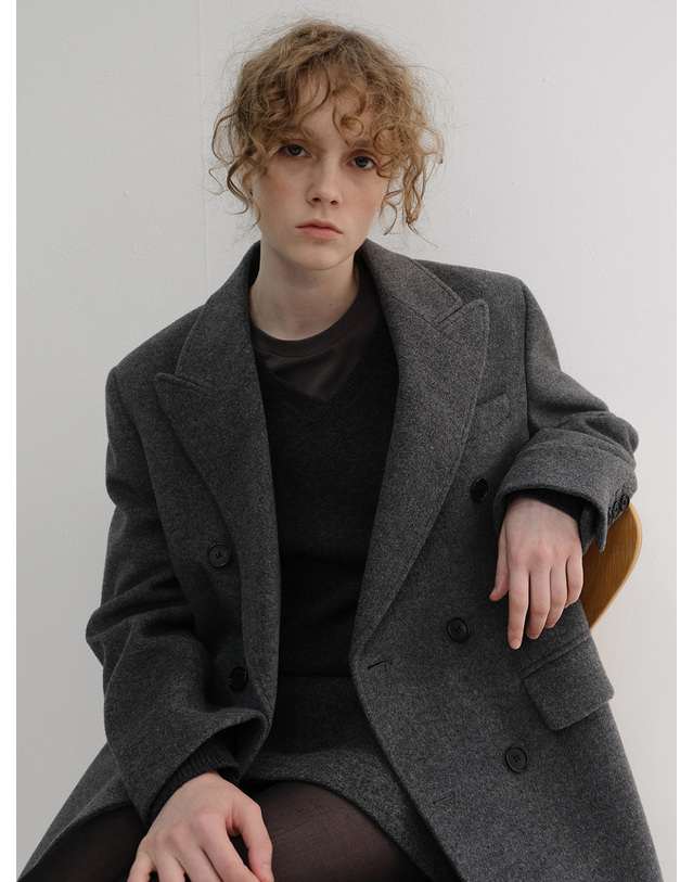 던스트 UNISEX TAILORED DOUBLE-BREASTED CASHMERE COAT MELANGE GREY_M_UDCO6D125G2 그레이 착용컷