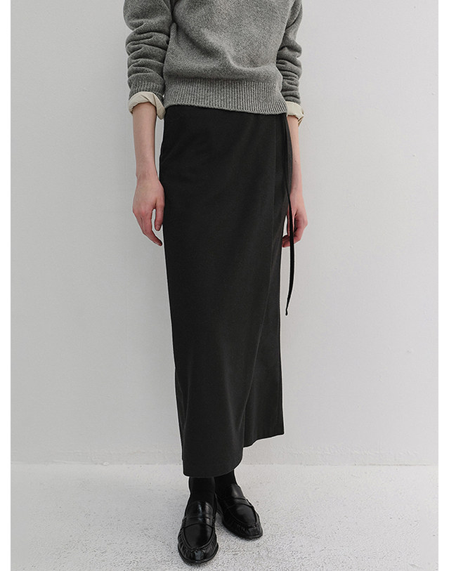 던스트 MAXI WRAP SKIRT BLACK_UDSK6D225BK 블랙 착용컷