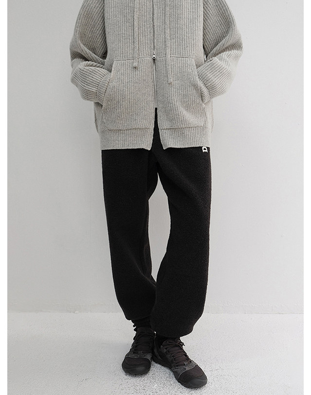 던스트 UNISEX BOUCLE JOGGER PANTS BLACK_UDPA6D122BK 블랙 착용컷