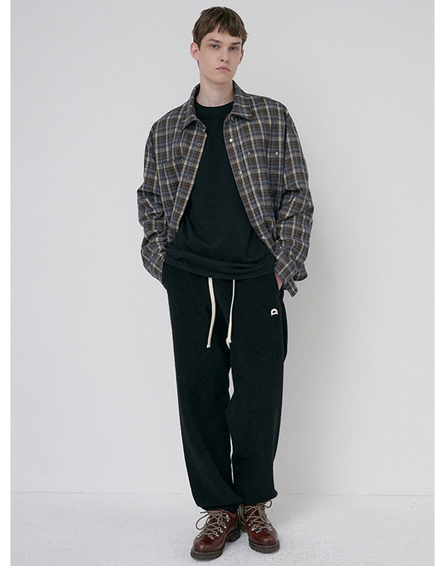 던스트 UNISEX BOUCLE JOGGER PANTS BLACK_UDPA6D122BK 블랙 착용컷