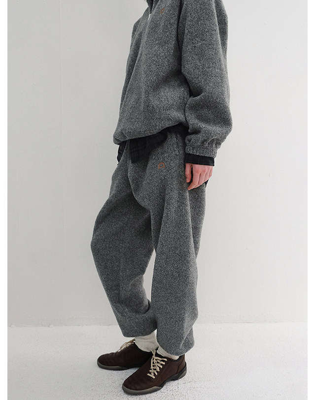 던스트 UNISEX BOUCLE JOGGER PANTS MELANGE GREY_UDPA6D122G2 그레이 착용컷