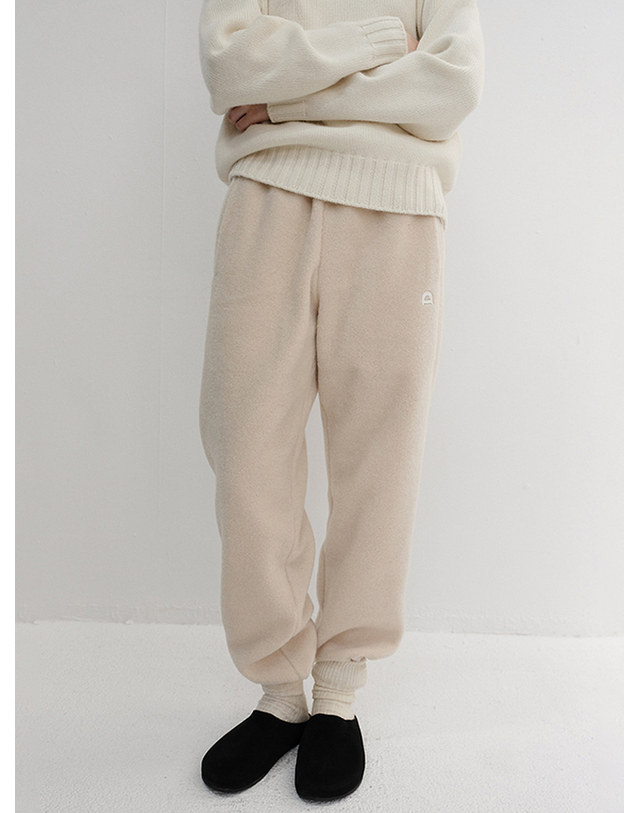 던스트 UNISEX BOUCLE JOGGER PANTS CREAM_UDPA6D122CR 아이보리 착용컷