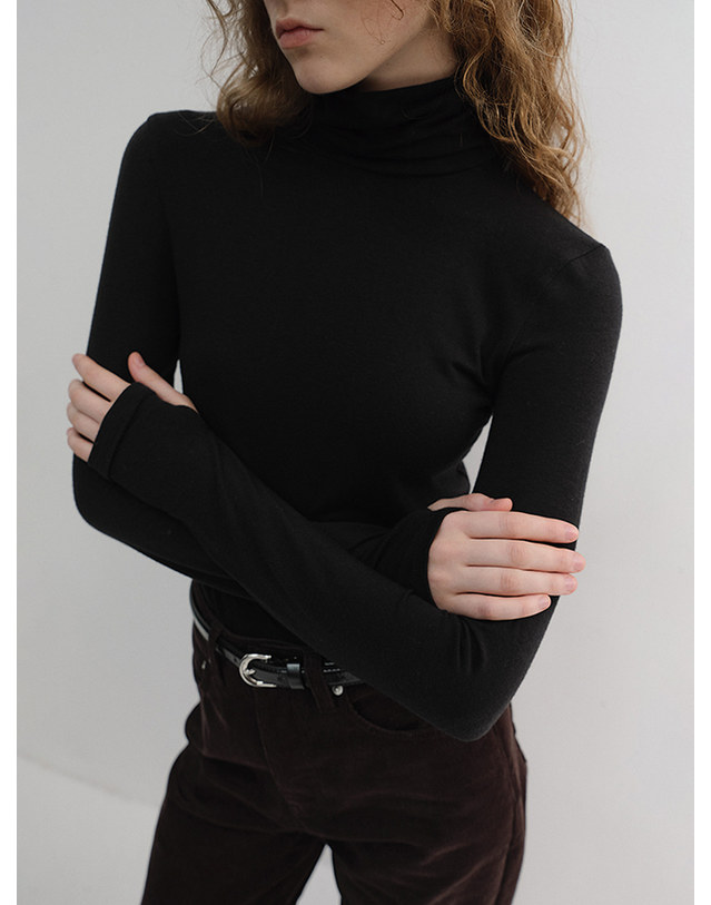 던스트 ESSENTIAL ROLL NECK TOP BLACK_UDTS6D221BK 블랙 착용컷