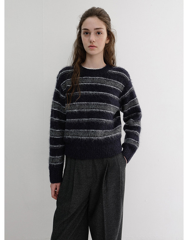 던스트 UNISEX STRIPED HAIRY SWEATER NAVY GREY_UDSW6D139N2 네이비 착용컷