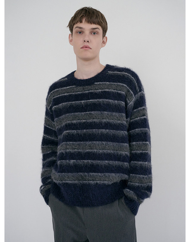 던스트 UNISEX STRIPED HAIRY SWEATER NAVY GREY_UDSW6D139N2 네이비 착용컷