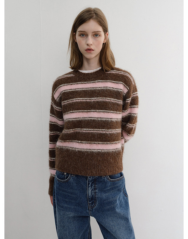 던스트 UNISEX STRIPED HAIRY SWEATER BROWN PINK_UDSW6D139W2 브라운 착용컷