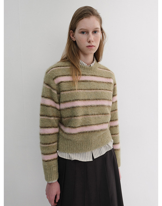 던스트 UNISEX STRIPED HAIRY SWEATER OLIVE PINK_UDSW6D139E1 그린 착용컷