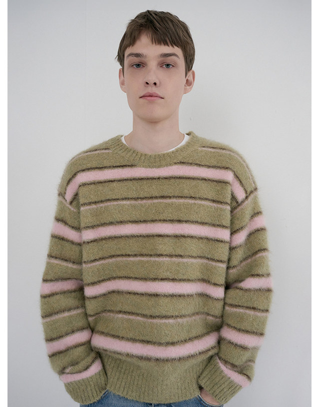던스트 UNISEX STRIPED HAIRY SWEATER OLIVE PINK_UDSW6D139E1 그린 착용컷