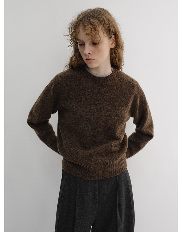 던스트 UNISEX SHAGGY DOG SWEATER BROWN_UDSW6D133W2 브라운 착용컷