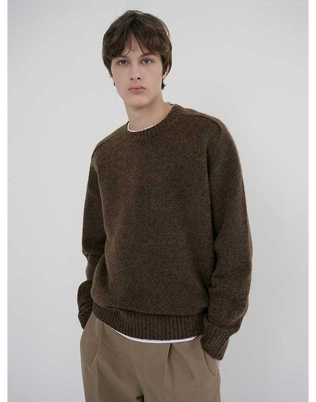 던스트 UNISEX SHAGGY DOG SWEATER BROWN_UDSW6D133W2 브라운 착용컷