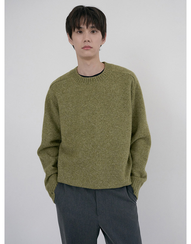 던스트 UNISEX SHAGGY DOG SWEATER OLIVE_UDSW6D133E1 그린 착용컷