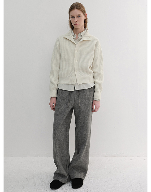 던스트 UNISEX HIGH NECK BUTTON CARDIGAN CREAM_UDSW6D122CR 아이보리 착용컷