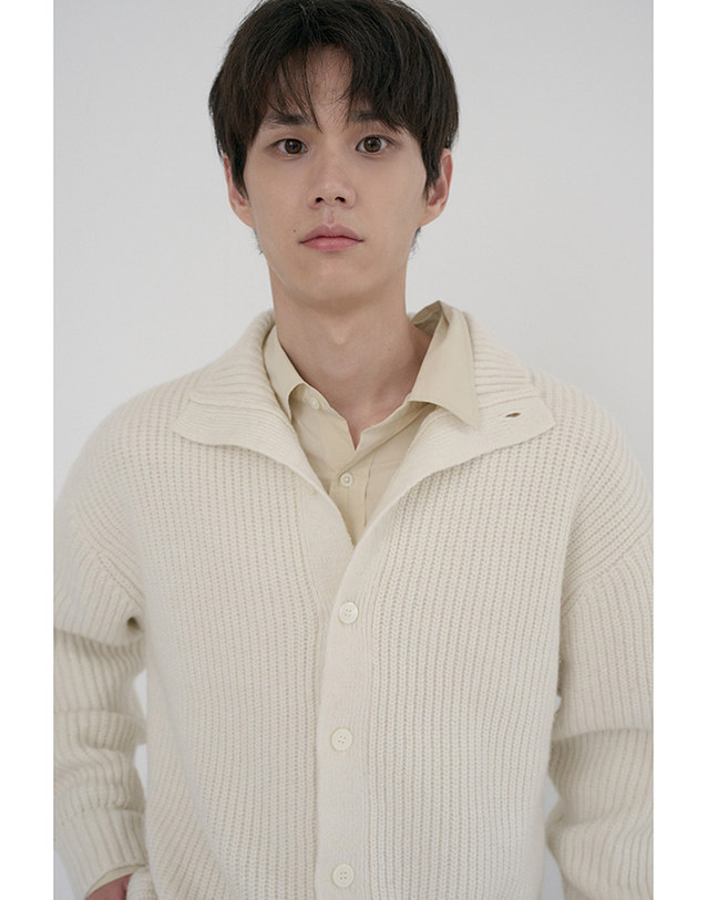 던스트 UNISEX HIGH NECK BUTTON CARDIGAN CREAM_UDSW6D122CR 아이보리 착용컷