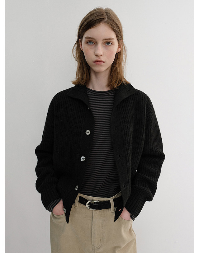 던스트 UNISEX HIGH NECK BUTTON CARDIGAN BLACK_UDSW6D122BK 블랙 착용컷
