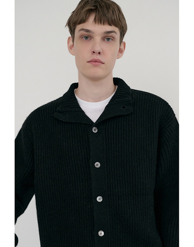 던스트 UNISEX HIGH NECK BUTTON CARDIGAN BLACK_UDSW6D122BK 블랙 착용컷
