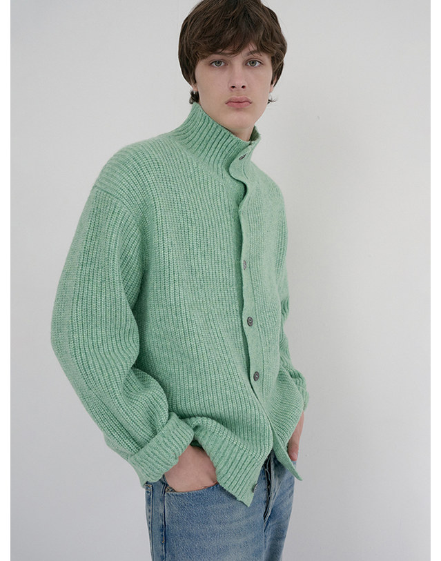 던스트 UNISEX HIGH NECK BUTTON CARDIGAN SOFT GREEN_UDSW6D122E1 그린 착용컷