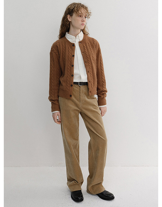 던스트 UNISEX HAIRY CABLE CREW NECK CARDIGAN CAMEL_UDSW6D121CM 카멜 착용컷