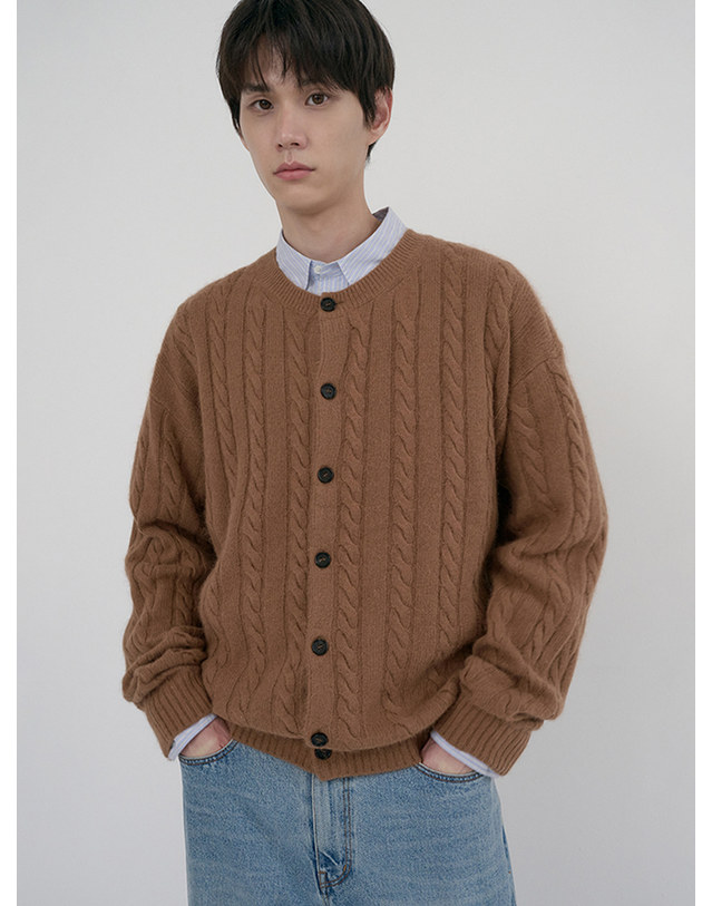 던스트 UNISEX HAIRY CABLE CREW NECK CARDIGAN CAMEL_UDSW6D121CM 카멜 착용컷