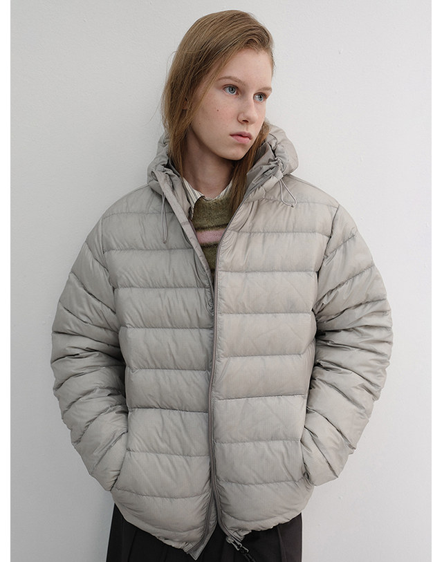 던스트 UNISEX LIGHT GOOSE DOWN JACKET ASH GREY_UDJU6D141G3 그레이 착용컷