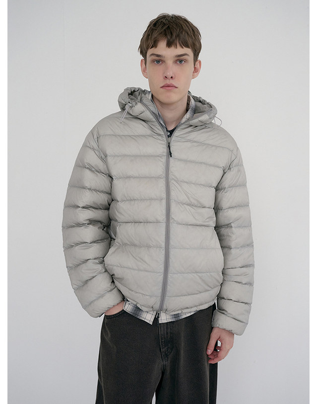 던스트 UNISEX LIGHT GOOSE DOWN JACKET ASH GREY_UDJU6D141G3 그레이 착용컷