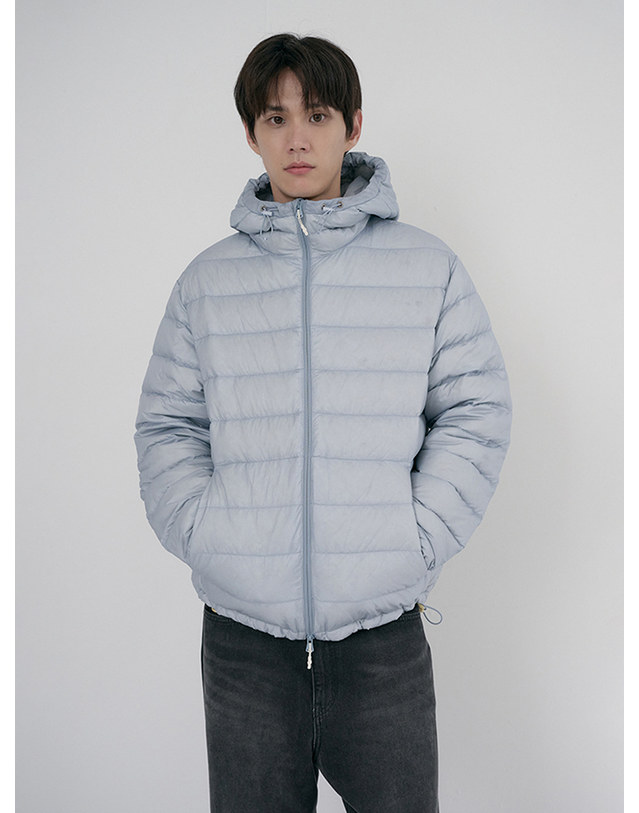 던스트 UNISEX LIGHT GOOSE DOWN JACKET GREYISH BLUE_UDJU6D141B1 블루 착용컷