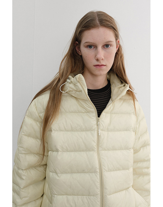 던스트 UNISEX LIGHT GOOSE DOWN JACKET SEA SALT_UDJU6D141Y1 노랑 착용컷