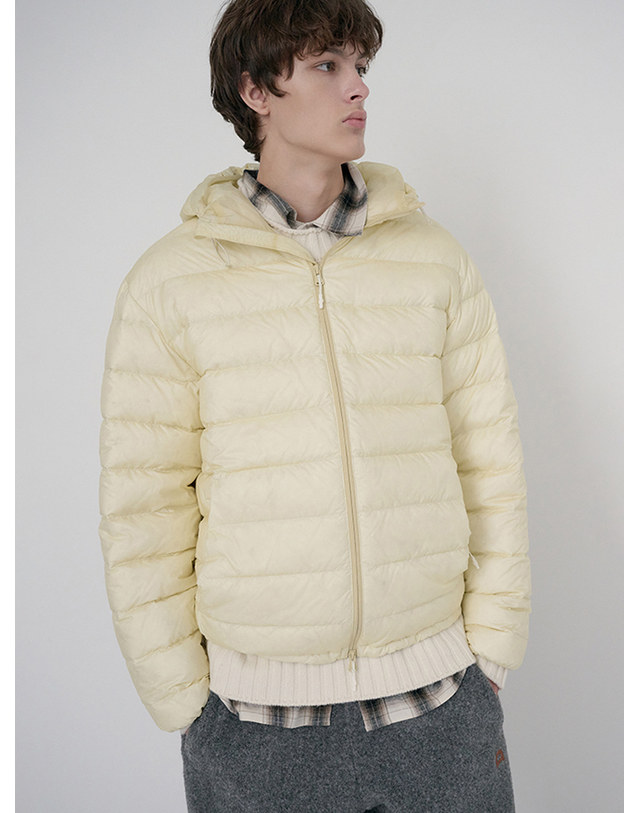 던스트 UNISEX LIGHT GOOSE DOWN JACKET SEA SALT_UDJU6D141Y1 노랑 착용컷