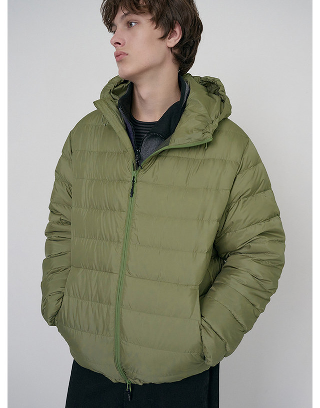 던스트 UNISEX LIGHT GOOSE DOWN JACKET OLIVE_UDJU6D141E1 그린 착용컷