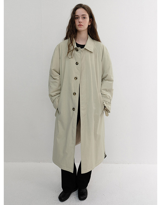 던스트 UNISEX PADDED BALMACAAN COAT SOFT BEIGE_UDCO6D141I1 그레이 착용컷