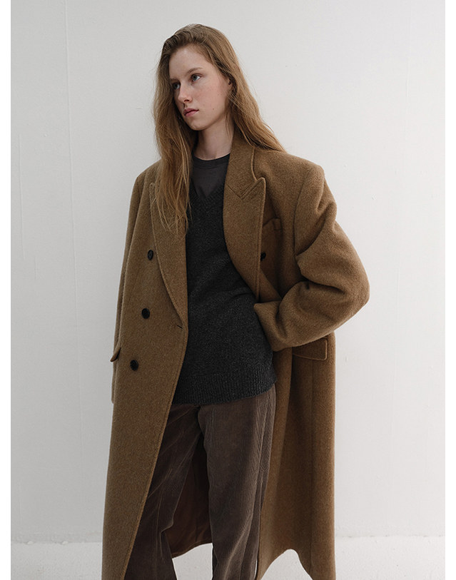 던스트 UNISEX TAILORED DOUBLE-BREASTED COAT CAMEL_UDCO6D125CM 카멜 착용컷