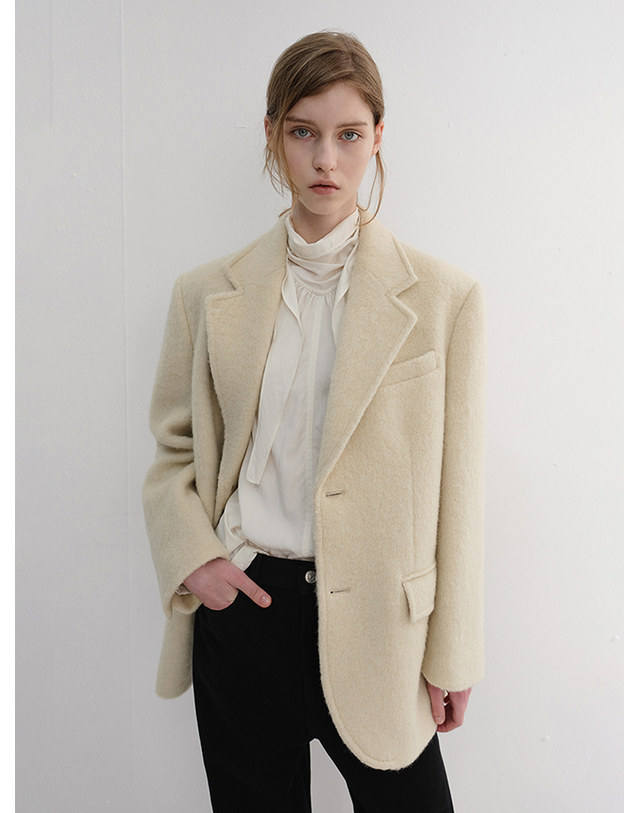 던스트 UNISEX ALPACA BLAZER COAT BUTTER BEIGE_UDJA6D123Y1 노랑 착용컷