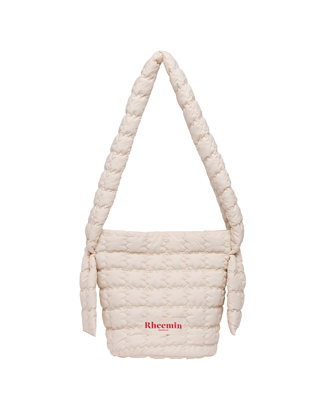 리민 PUPPY quilted BUCKET CROSS NUGGET - BUTTER CREAM 착용컷