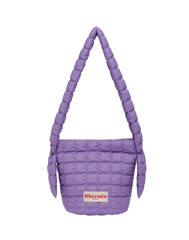 리민 PUPPY quilted BUCKET CROSS NUGGET - PURPLE 착용컷