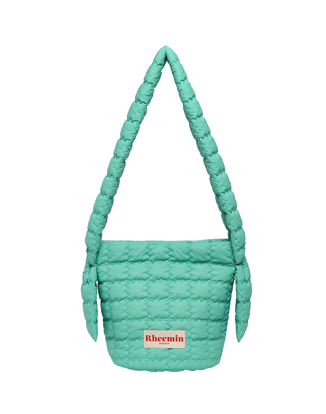 리민 PUPPY quilted BUCKET CROSS NUGGET - MINT 착용컷