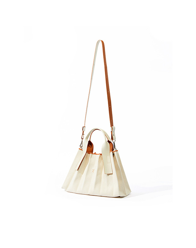 조셉앤스테이시 Lucky Pleats Canvas Tote S Ivory_Cream 착용컷