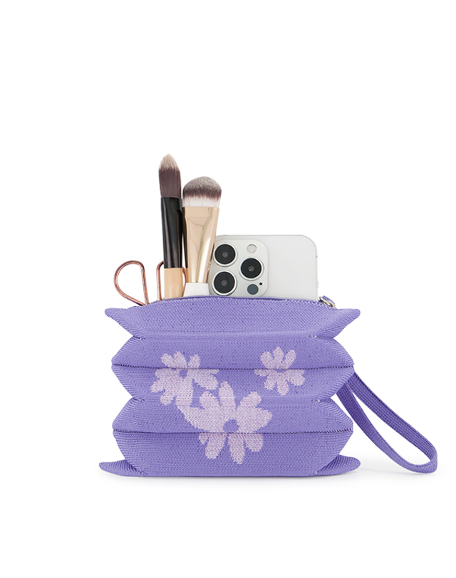 조셉앤스테이시 Lucky Pleats Pouch S Daisy Very Peri 착용컷